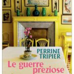 “Forse io, Klaus e Louisa vinceremo insieme l’ultima battaglia delle nostre guerre preziose, sfonderemo il silenzio a colpi di lancia, brandiremo in tre uno scudo comune. Poi livelleremo le macerie, in famiglia. La nostra sorellina ci sorriderà da dietro la finestra, sola e trasparente nella grande Casa fredda”. Cosa succede quando rimaniamo così attaccati a un passato che non c’è più? Quando la casa non è più casa ma diventa una gabbia dalla quale non vogliamo uscire? In “Le guerre preziose” abbiamo la protagonista, una donna anziana, ossessionata dai momenti felici della sua infanzia, che decide di passare tutta la vita nella grande casa di famiglia, associandola a un’epoca piena di gioia. Un luogo che la rendeva spensierata e l’ha legata a un ricordo quasi ossessivo di un tempo perfetto dal quale non bisogna crescere, uscirne, lasciare entrare quelli che possono essere i nuovi bambini che corrono per quelle stanze, perché tutto questo è vissuto con rivalità e gelosia da parte della donna, nei confronti della sua gioventù e di quella Casa enorme. L’ossessivo ricordo dell’infanzia e di come tutto era perfetto da bambini, l’ha portata a scacciare chiunque cercasse di entrare in quel legame, respingendo con violenza qualsiasi incursione. Mi ci sono ritrovato molto nel concetto di “casa”, nella ricerca dolorosa dei luoghi e dei giochi d’infanzia e la delusione nel ritrovare tutto cambiato e i bambini di allora cresciuti. Crescere vuol dire anche questo, capire che quello che cerchi non lo ritrovi più fuori, lo trovi dentro di te, nei tuoi luoghi di te bambino, e che la bellezza di ogni età la puoi sempre trovare. Non sono riuscito a trattenere una lacrima alla fine, davanti a questa anziana signora che stringe a sé le chiavi, arresa a vivere questo ennesimo lutto nel lasciarsi dietro di sé la casa e con lei tutti i fantasmi.