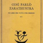 Nella splendida quarta e ultima parte dello Zarathustra, Nietzsche propone un’immagine straordinaria dell’oltre uomo. Zarathustra ha incontrato personaggi improbabili lungo il suo percorso, dall’uomo più brutto del mondo, che ha ucciso Dio, al mendicante volontario. Dà appuntamento a tutti in una caverna poco distante. Avvicinandosi al luogo stabilito sente una voce all’unisono che proviene dalla grotta, è la voce dell’oltre uomo. La metafora è limpida. In una società conformista, i nuovi valori arriveranno dagli emarginati, dai freaks, dagli strambi. Ci sarà anche qualcosa di vero in questa bella immagine, ma sicuramente c’è anche qualcosa di tragicamente falso. Gli strambi, gli scemi del villaggio, i clown, i diversi non collaborano. Sono dei lupi solitari, espulsi dal tran tran della vita quotidiana, non accettati, in perenne difficoltà e più che il grido all’unisono dello Zarathustra, sono come i capponi di Renzo, che nella sfortuna si beccano fra di loro.