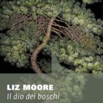 Ho terminato ieri uno dei libri più osannati della passata stagione letteraria (recentemente i lettori di Goodreads lo hanno proclamato come miglior thriller dell'anno). Mi è piaciuto? Molto. Lo consiglierei a un pubblico eterogeneo? Sicuramente sì (non solo ai fan della crime fiction). Mi ha sedotto, incantato, rapito, inchiodato alle pagine? Uhm... a quest'ultimo interrogativo non so cosa rispondere. Forse più no che sì. Quasi tutte le recensioni che ho letto sul web dipingono «Il dio dei boschi» come la quintessenza del thriller mozzafiato: quel libro capace di catturarti fin dalle prime pagine e costringerti a una lettura compulsiva. Ecco, sotto questo punto di vista, il romanzo di Liz Moore si è rivelato completamente diverso dalle aspettative che mi ero creato. In nessuna sessione di lettura credo di essere andato oltre le trenta pagine consecutive. Non perché sia brutto o pesante - tutt'altro! - ma perché è più un libro da centellinare che da divorare. Anche se la scomparsa di una ragazzina (in circostanze a dir poco misteriose) innesca un meccanismo narrativo fatto di rivelazioni progressive, indagini investigative e colpi di scena, la prosa della Moore - elegante, raffinata, ma anche parecchio densa - non si presta a una lettura tanto vorace e immediata. L'autrice americana ama molto indugiare in descrizioni naturalistiche, in rappresentazioni di dinamiche familiari e conflitti sociali, in riflessioni di carattere morale, filosofico, antropologico. L'etichetta di «page-turner» è dunque abbastanza fuorviante (almeno a mia opinione) ed è anche piuttosto riduttiva in considerazione della qualità letteraria dell'opera. Leggerò senz'altro altri romanzi di questa scrittrice... e ora che so cosa devo aspettarmi ne ricaverò un piacere persino maggiore!